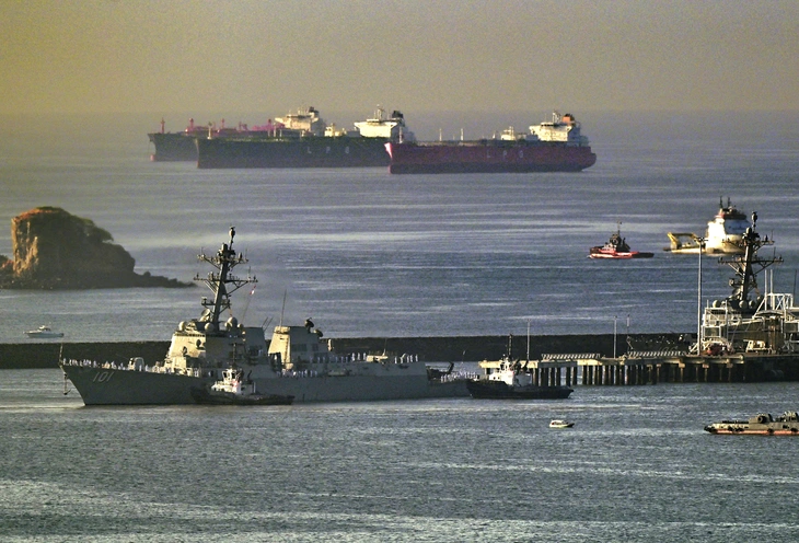 Home Mỹ dùng tàu khu trục chặn tàu dầu rời Iran, huy động 10.000 binh sĩ phong tỏa Hormuz