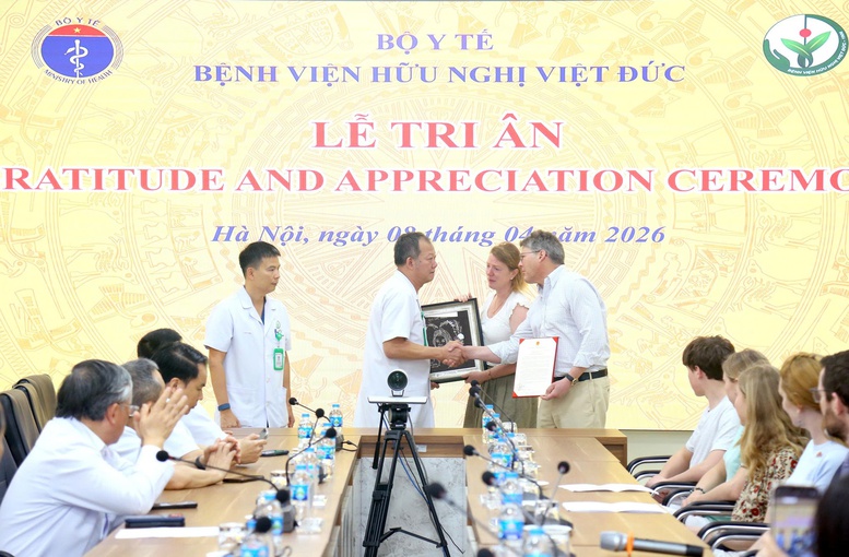 Home Một cô gái người Anh hiến tạng hồi sinh sự sống 3 người Việt